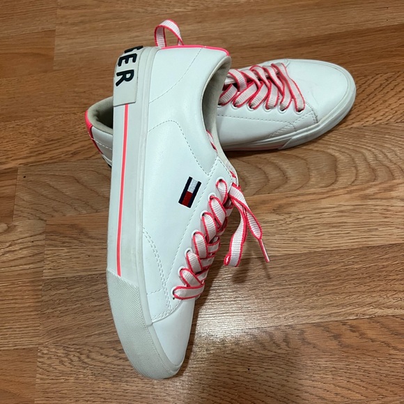 TOMMY HILFIGER FLINT2-M WHITE HOT PINK LOW LEATHER SHOES SIZE 8.5 - Picture 3 of 7